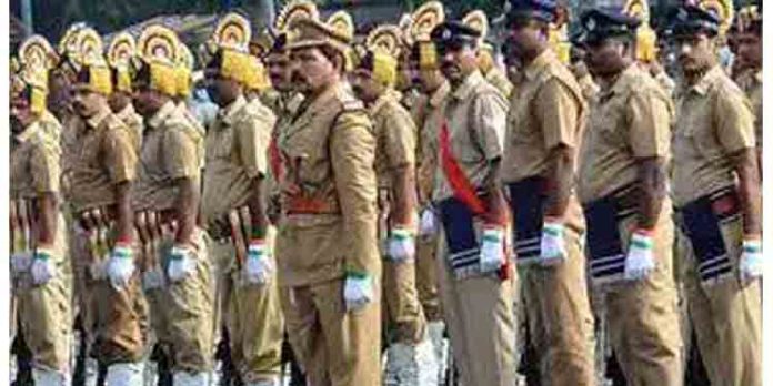 കളങ്കിതരുമായി പോലീസിന് കൂട്ടു വേണ്ട : മുഖ്യമന്ത്രി കളങ്കിതരുമായി പോലീസിന് കൂട്ടു വേണ്ട : മുഖ്യമന്ത്രി