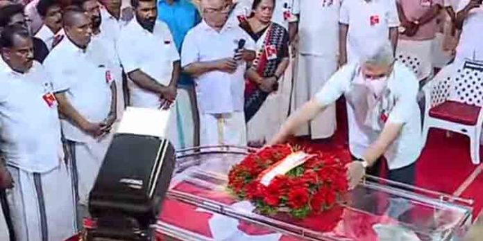 കോടിയേരിക്ക് അന്ത്യാജ്ഞലി അര്പ്പിക്കാന് യച്ചൂരി ,കാരാട്ട് തുടങ്ങിയ ദേശീയ നേതാക്കളെത്തി കോടിയേരിക്ക് അന്ത്യാജ്ഞലി അര്പ്പിക്കാന് യച്ചൂരി ,കാരാട്ട് തുടങ്ങിയ ദേശീയ നേതാക്കളെത്തി