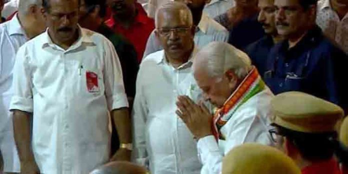കോടിയേരി ബാലകൃഷ്ണന് അന്തിമോപചാരം അർപ്പിച്ച് ഗവർണർ ആരിഫ് മുഹമ്മദ് ഖാൻ കോടിയേരി ബാലകൃഷ്ണന് അന്തിമോപചാരം അർപ്പിച്ച് ഗവർണർ ആരിഫ് മുഹമ്മദ് ഖാൻ