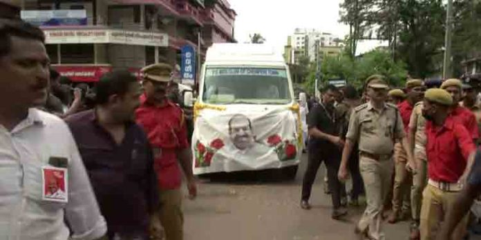 കോടിയേരിയുടെ ഭൗതികശരീരം പയ്യാമ്പലത്തേക്ക് ; വഴി നീളെ വിപ്ലവാഭിവാദ്യങ്ങൾ കോടിയേരിയുടെ ഭൗതികശരീരം പയ്യാമ്പലത്തേക്ക് ; വഴി നീളെ വിപ്ലവാഭിവാദ്യങ്ങൾ