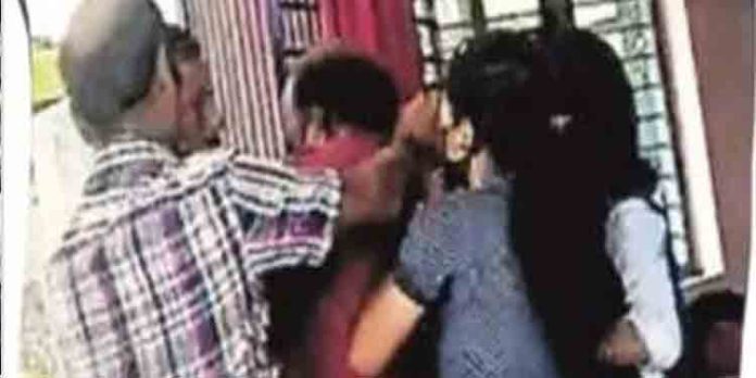 കാട്ടാക്കടയിൽ അച്ഛനെയും മകളെയും ആക്രമിച്ച കേസ് ; നാലാം പ്രതി അജികുമാറിനെ 14 ദിവസത്തേക്ക് റിമാൻഡ് ചെയ്തു കാട്ടാക്കടയിൽ അച്ഛനെയും മകളെയും ആക്രമിച്ച കേസ് ; നാലാം പ്രതി അജികുമാറിനെ 14 ദിവസത്തേക്ക് റിമാൻഡ് ചെയ്തു