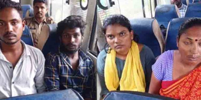 ദമ്പതികളെ കെട്ടിയിട്ട് കവര്ച്ച ; രണ്ട് സ്ത്രീകളടക്കം ആറ് പേര് പിടിയില് ദമ്പതികളെ കെട്ടിയിട്ട് കവര്ച്ച ; രണ്ട് സ്ത്രീകളടക്കം ആറ് പേര് പിടിയില്