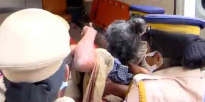 നിരാഹാരസമരം : ദയാബായിയെ അറസ്റ്റ് ചെയ്ത് ആശുപത്രിയിലേക്ക് മാറ്റി നിരാഹാരസമരം : ദയാബായിയെ അറസ്റ്റ് ചെയ്ത് ആശുപത്രിയിലേക്ക് മാറ്റി