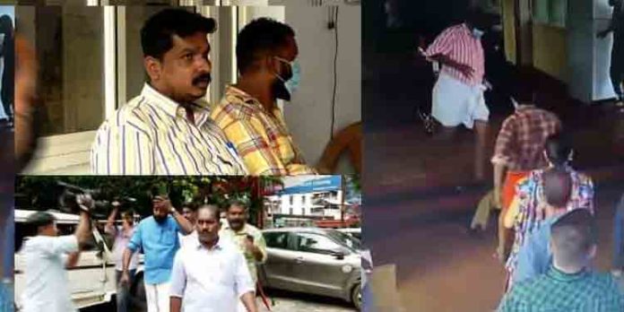 കോഴിക്കോട് മെഡിക്കല് കോളേജ് അക്രമണ കേസില് പോലീസ് നിഷ്ക്രിയം ; പ്രതിരോധ മന്ത്രിയേയും രാഷ്ട്രപതിയേയും സമീപിക്കാനൊരുങ്ങി സുരക്ഷാ ജീവനക്കാര് കോഴിക്കോട് മെഡിക്കല് കോളേജ് അക്രമണ കേസില് പോലീസ് നിഷ്ക്രിയം ; പ്രതിരോധ മന്ത്രിയേയും രാഷ്ട്രപതിയേയും സമീപിക്കാനൊരുങ്ങി സുരക്ഷാ ജീവനക്കാര്