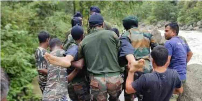 സൈനിക ഹെലികോപ്ടർ തകർന്ന് വീണ് പൈലറ്റ് മരിച്ചു സൈനിക ഹെലികോപ്ടർ തകർന്ന് വീണ് പൈലറ്റ് മരിച്ചു