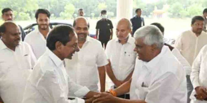 ഭാരത രാഷ്ട്ര സമിതി : പുതിയ പാർട്ടി പ്രഖ്യാപിച്ച് കെസിആർ, ബിജെപിയ്ക്കെതിരെ പുതിയ രാഷ്ട്രീയ പാർട്ടി ഭാരത രാഷ്ട്ര സമിതി : പുതിയ പാർട്ടി പ്രഖ്യാപിച്ച് കെസിആർ, ബിജെപിയ്ക്കെതിരെ പുതിയ രാഷ്ട്രീയ പാർട്ടി