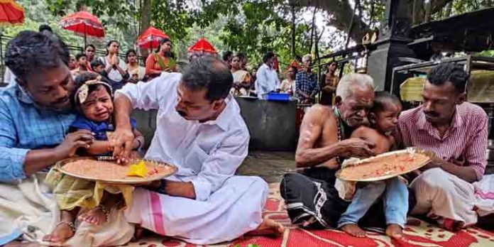 ഊരാളി അപ്പൂപ്പൻ കാവിൽ ആയുധപൂജയും എഴുത്തിനിരുത്തും നടന്നു ഊരാളി അപ്പൂപ്പൻ കാവിൽ ആയുധപൂജയും എഴുത്തിനിരുത്തും നടന്നു