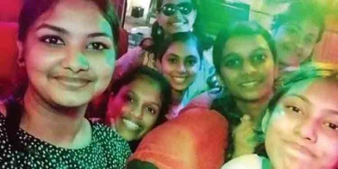 കളിചിരി മായാതെ മകളുടെ സെല്ഫി ; തൊട്ടു പിന്നാലെ മരണവാര്ത്തയും കളിചിരി മായാതെ മകളുടെ സെല്ഫി ; തൊട്ടു പിന്നാലെ മരണവാര്ത്തയും