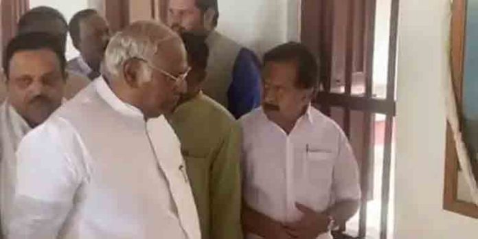 എഐസിസി തെരഞ്ഞെടുപ്പ് : വോട്ട് തേടി ഖാര്ഗ്ഗെ ഗുജറാത്തിൽ, കൂടെ ചെന്നിത്തലയും എഐസിസി തെരഞ്ഞെടുപ്പ് : വോട്ട് തേടി ഖാര്ഗ്ഗെ ഗുജറാത്തിൽ, കൂടെ ചെന്നിത്തലയും