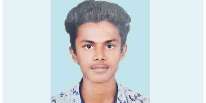 വടക്കഞ്ചേരിയില് കെ.എസ്.ആര്.ടി.സി ബസും ടൂറിസ്റ്റ് ബസും കൂട്ടിയിടിച്ചുണ്ടായ അപകടത്തില് വെളിയം സ്വദേശി മരിച്ചു വടക്കഞ്ചേരിയില് കെ.എസ്.ആര്.ടി.സി ബസും ടൂറിസ്റ്റ് ബസും കൂട്ടിയിടിച്ചുണ്ടായ അപകടത്തില് വെളിയം സ്വദേശി മരിച്ചു