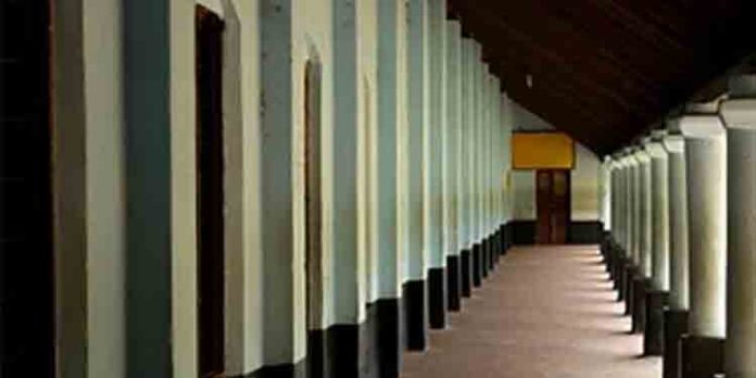 മൊട്ടയടിച്ചെത്തിയ വിദ്യാർത്ഥിയെ ഓഫീസിൽ വിളിപ്പിച്ചു ; വിദ്യാർത്ഥി പ്രിൻസിപ്പലിനെ തല്ലി മൊട്ടയടിച്ചെത്തിയ വിദ്യാർത്ഥിയെ ഓഫീസിൽ വിളിപ്പിച്ചു ; വിദ്യാർത്ഥി പ്രിൻസിപ്പലിനെ തല്ലി