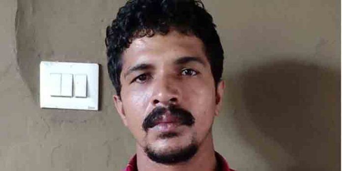 പട്ടാപ്പകല് നഗര മധ്യത്തില് വന് മദ്യവേട്ട ; പിടികൂടിയത് 56 കുപ്പി വിദേശ മദ്യം പട്ടാപ്പകല് നഗര മധ്യത്തില് വന് മദ്യവേട്ട ; പിടികൂടിയത് 56 കുപ്പി വിദേശ മദ്യം
