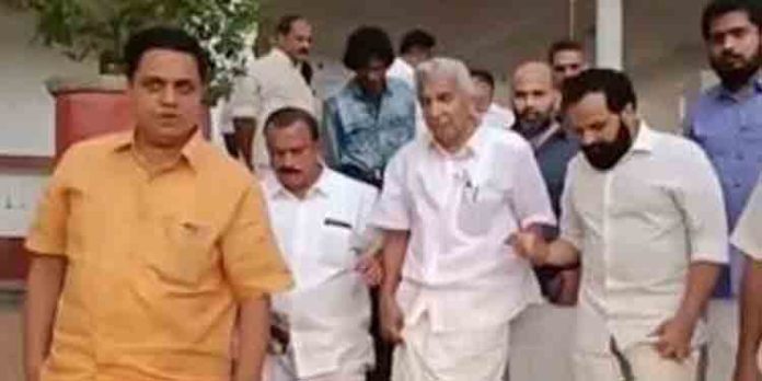 അന്തരിച്ച കോടിയേരി ബാലകൃഷ്ണന്റെ വീട് ഉമ്മന്ചാണ്ടി സന്ദര്ശിച്ചു അന്തരിച്ച കോടിയേരി ബാലകൃഷ്ണന്റെ വീട് ഉമ്മന്ചാണ്ടി സന്ദര്ശിച്ചു