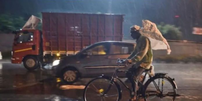 ഡല്ഹിയില് കനത്ത മഴ തുടരുന്നു ; പല പ്രദേശങ്ങളിലും വെള്ളക്കെട്ട് രൂപപ്പെട്ടു ഡല്ഹിയില് കനത്ത മഴ തുടരുന്നു ; പല പ്രദേശങ്ങളിലും വെള്ളക്കെട്ട് രൂപപ്പെട്ടു