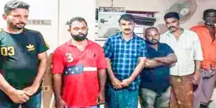 റോഡരികില് പാര്ക്ക് ചെയ്യുന്ന വാഹനങ്ങള് മോഷ്ടിക്കുകയും മോഷ്ടിച്ചവരില്നിന്ന് വാഹനങ്ങള് വാങ്ങി പൊളിച്ചു വില്ക്കുകയും ചെയ്യുന്ന സംഘത്തിലെ ആറുപേര് പിടിയില് റോഡരികില് പാര്ക്ക് ചെയ്യുന്ന വാഹനങ്ങള് മോഷ്ടിക്കുകയും മോഷ്ടിച്ചവരില്നിന്ന് വാഹനങ്ങള് വാങ്ങി പൊളിച്ചു വില്ക്കുകയും ചെയ്യുന്ന സംഘത്തിലെ ആറുപേര് പിടിയില്