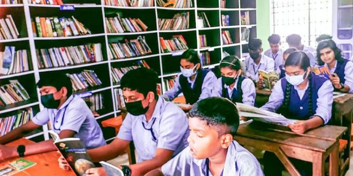 കാടും മേടും താണ്ടിയും കാല്നടയായി സഞ്ചരിച്ചും പാമ്പനാര് സ്കൂളിലെ അധ്യാപകര് ലൈബ്രറിയിലേക്ക് ശേഖരിച്ചത് ഒന്നരലക്ഷത്തോളം പുസ്തകം കാടും മേടും താണ്ടിയും കാല്നടയായി സഞ്ചരിച്ചും പാമ്പനാര് സ്കൂളിലെ അധ്യാപകര് ലൈബ്രറിയിലേക്ക് ശേഖരിച്ചത് ഒന്നരലക്ഷത്തോളം പുസ്തകം
