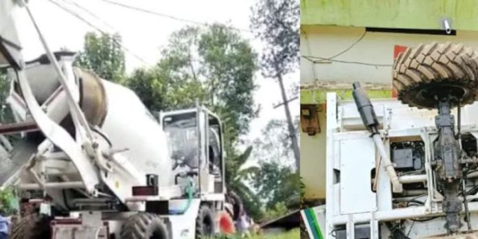 കോണ്ക്രീറ്റ് മിക്സിങ് ലോറി വീടിന് മുകളിലേക്ക് മറിഞ്ഞു ; ദുരന്തം ഒഴിവായത് തലനാരിഴയ്ക്ക് കോണ്ക്രീറ്റ് മിക്സിങ് ലോറി വീടിന് മുകളിലേക്ക് മറിഞ്ഞു ; ദുരന്തം ഒഴിവായത് തലനാരിഴയ്ക്ക്