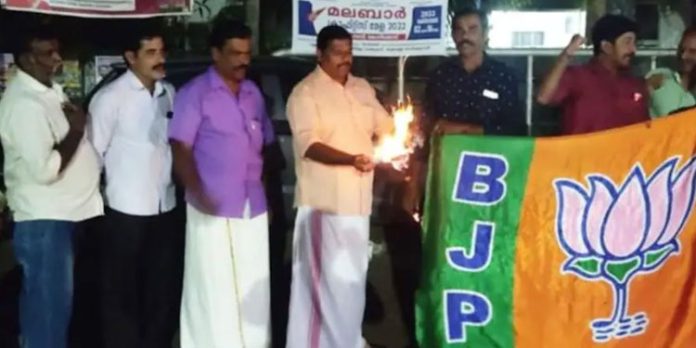 വയലാര് രാമവര്മ്മ സ്മാരക സാഹിത്യ പുരസ്കാരം നല്കിയ മീശ നോവല് കത്തിച്ച് ബി.ജെ.പി. പ്രതിഷേധo വയലാര് രാമവര്മ്മ സ്മാരക സാഹിത്യ പുരസ്കാരം നല്കിയ മീശ നോവല് കത്തിച്ച് ബി.ജെ.പി. പ്രതിഷേധo