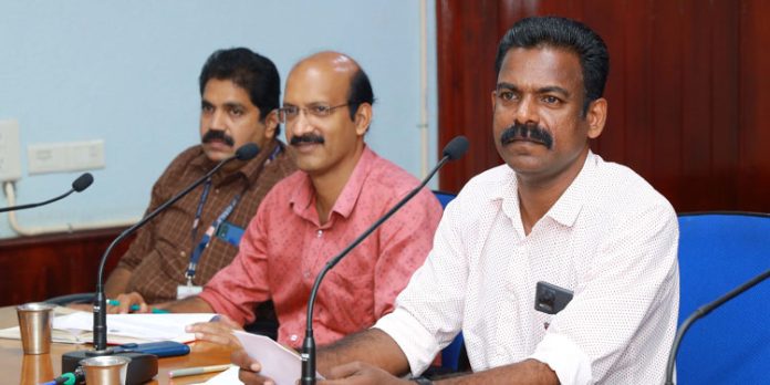 ശബരിമല തീര്ഥാടനം : ലൈഫ് ജാക്കറ്റുകളും ലൈഫ് ബോയികളും വാങ്ങണമെന്ന് നിര്ദേശം ശബരിമല തീര്ഥാടനം : ലൈഫ് ജാക്കറ്റുകളും ലൈഫ് ബോയികളും വാങ്ങണമെന്ന് നിര്ദേശം