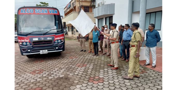ആൽക്കോ സ്കാൻ വാൻ ഓടിത്തുടങ്ങി ; ജില്ലാ പോലീസ് മേധാവി ഫ്ലാഗ് ഓഫ് ചെയ്തു ആൽക്കോ സ്കാൻ വാൻ ഓടിത്തുടങ്ങി ; ജില്ലാ പോലീസ് മേധാവി ഫ്ലാഗ് ഓഫ് ചെയ്തു