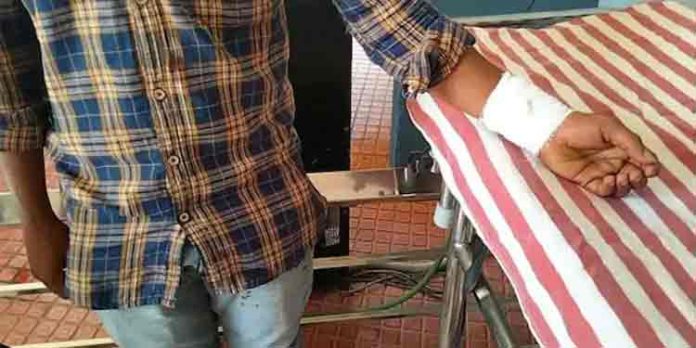 സുഹൃത്തിന്റെ കൈഞരമ്പ് മുറിച്ച ശേഷം പെണ്കുട്ടി ആത്മഹത്യയ്ക്ക് ശ്രമിച്ചു സുഹൃത്തിന്റെ കൈഞരമ്പ് മുറിച്ച ശേഷം പെണ്കുട്ടി ആത്മഹത്യയ്ക്ക് ശ്രമിച്ചു