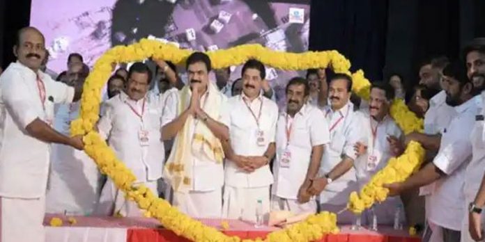 പാര്ട്ടി ആസ്ഥാനത്ത് വിദ്വേഷം മാത്രമല്ല പൂക്കളും വിളവെടുക്കാമെന്ന് തെളിയിച്ച് കേരളകോണ്ഗ്രസ് എം പാര്ട്ടി ആസ്ഥാനത്ത് വിദ്വേഷം മാത്രമല്ല പൂക്കളും വിളവെടുക്കാമെന്ന് തെളിയിച്ച് കേരളകോണ്ഗ്രസ് എം