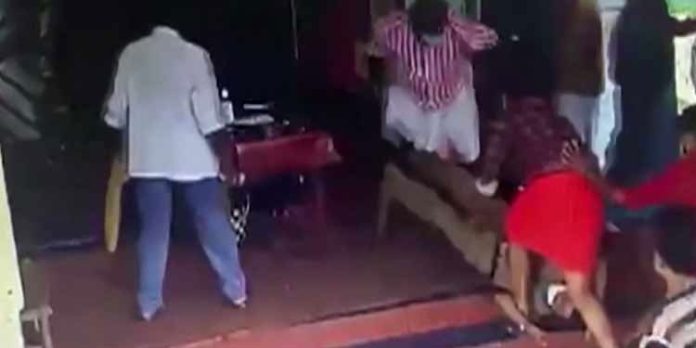 സെക്യൂരിറ്റി ജീവനക്കാരെ മര്ദിച്ച ഡിവൈഎഫ്ഐ പ്രവര്ത്തകര്ക്ക് ജാമ്യം സെക്യൂരിറ്റി ജീവനക്കാരെ മര്ദിച്ച ഡിവൈഎഫ്ഐ പ്രവര്ത്തകര്ക്ക് ജാമ്യം