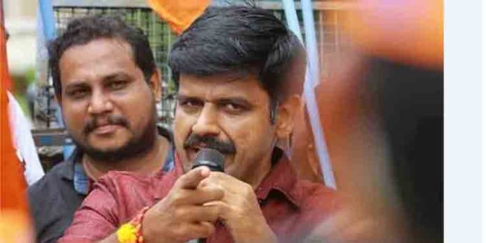 സന്ദീപ് വാരിയരെ ഒഴിവാക്കിയതിനു പിന്നില് സാമ്പത്തിക തിരിമറിയെന്ന് സൂചന സന്ദീപ് വാരിയരെ ഒഴിവാക്കിയതിനു പിന്നില് സാമ്പത്തിക തിരിമറിയെന്ന് സൂചന