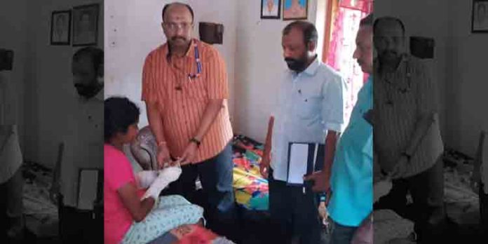 ഭര്ത്താവിന്റെ ആക്രമണത്തില് കൈപ്പത്തി അറ്റുപോയ വിദ്യയ്ക്ക് സഹായഹസ്തവുമായി കലഞ്ഞൂര് വില്ലേജ് ഓഫീസ് ജീവനക്കാരും ഭര്ത്താവിന്റെ ആക്രമണത്തില് കൈപ്പത്തി അറ്റുപോയ വിദ്യയ്ക്ക് സഹായഹസ്തവുമായി കലഞ്ഞൂര് വില്ലേജ് ഓഫീസ് ജീവനക്കാരും
