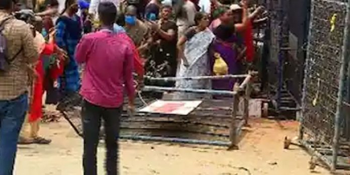 വിഴിഞ്ഞം തുറമുഖ നിർമ്മാണത്തിന് ആവശ്യമായ സുരക്ഷ പോലീസ് ഒരുക്കണം : ഹൈക്കോടതി വിഴിഞ്ഞം തുറമുഖ നിർമ്മാണത്തിന് ആവശ്യമായ സുരക്ഷ പോലീസ് ഒരുക്കണം : ഹൈക്കോടതി