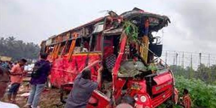 വ്യാപക പരിശോധന : 10 ടൂറിസ്റ്റ് ബസുകൾ ഉൾപ്പെടെ 12 ബസുകളുടെ ഫിറ്റ്നസ് റദ്ദാക്കി വ്യാപക പരിശോധന : 10 ടൂറിസ്റ്റ് ബസുകൾ ഉൾപ്പെടെ 12 ബസുകളുടെ ഫിറ്റ്നസ് റദ്ദാക്കി