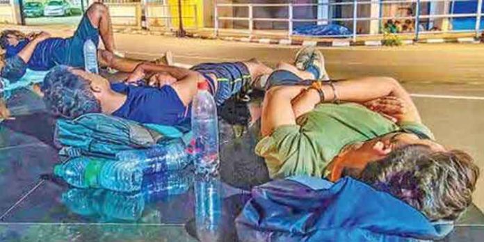 റിക്രൂട്ട്മെന്റിന് എത്തി ; തലചായ്ക്കാന് ഇടമില്ലാതെ ഉദ്യോഗാര്ഥികള് റിക്രൂട്ട്മെന്റിന് എത്തി ; തലചായ്ക്കാന് ഇടമില്ലാതെ ഉദ്യോഗാര്ഥികള്