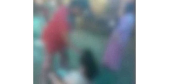 മലയാലപ്പുഴ മന്ത്രവാദിനി ശോഭന സ്ത്രീയുടെ മുടിക്ക് കുത്തിപ്പിടിച്ച് മര്ദിക്കുന്ന ദൃശ്യം പുറത്ത് മലയാലപ്പുഴ മന്ത്രവാദിനി ശോഭന സ്ത്രീയുടെ മുടിക്ക് കുത്തിപ്പിടിച്ച് മര്ദിക്കുന്ന ദൃശ്യം പുറത്ത്