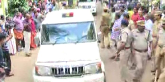 നരബലിക്കേസിലെ പ്രതികളുമായി അന്വേഷണസംഘം ഇലന്തൂരിലെത്തി : പ്രതിഷേധo ശക്തം നരബലിക്കേസിലെ പ്രതികളുമായി അന്വേഷണസംഘം ഇലന്തൂരിലെത്തി : പ്രതിഷേധo ശക്തം