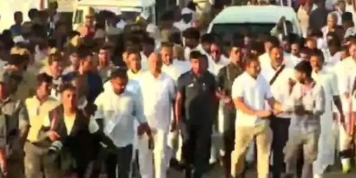 ബല്ലാരിയിൽ മെഗാ റാലിയെ അഭിസംബോധന ചെയ്യാൻ രാഹുൽ ഗാന്ധി ബല്ലാരിയിൽ മെഗാ റാലിയെ അഭിസംബോധന ചെയ്യാൻ രാഹുൽ ഗാന്ധി