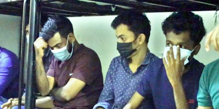 ജോലി തട്ടിപ്പിനിരയായ 36 മലയാളികള് ഷാര്ജയില് ദുരിതത്തില് ജോലി തട്ടിപ്പിനിരയായ 36 മലയാളികള് ഷാര്ജയില് ദുരിതത്തില്
