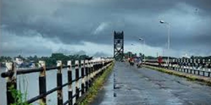സംസ്ഥാനത്ത് ഇന്ന് മുതല് ശക്തമായ മഴയ്ക്ക് സാധ്യത ; യെല്ലോ അലര്ട്ട് പ്രഖ്യാപിച്ച് കേന്ദ്ര കാലാവസ്ഥ വകുപ്പ് സംസ്ഥാനത്ത് ഇന്ന് മുതല് ശക്തമായ മഴയ്ക്ക് സാധ്യത ; യെല്ലോ അലര്ട്ട് പ്രഖ്യാപിച്ച് കേന്ദ്ര കാലാവസ്ഥ വകുപ്പ്