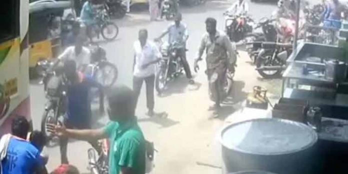 തമിഴ്നാട്ടില് ഓടിക്കൊണ്ടിരുന്ന സ്വകാര്യ ബസില് നിന്ന് വീണ സ്ത്രീയ്ക്കും കുഞ്ഞിനും രണ്ടാം ജന്മം തമിഴ്നാട്ടില് ഓടിക്കൊണ്ടിരുന്ന സ്വകാര്യ ബസില് നിന്ന് വീണ സ്ത്രീയ്ക്കും കുഞ്ഞിനും രണ്ടാം ജന്മം