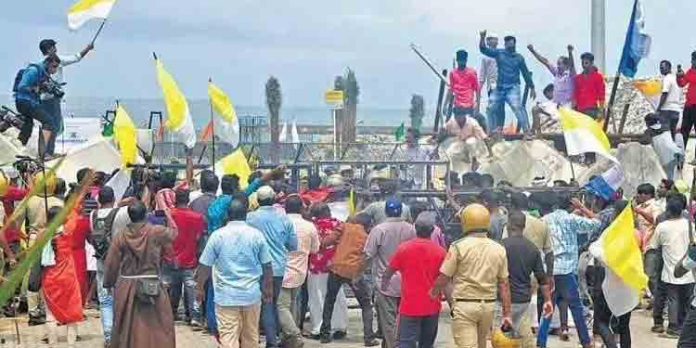വിഴിഞ്ഞം സമരം ; ലത്തീന് അതിരൂപത നാളെ നടത്താനിരുന്ന റോഡ് ഉപരോധം നിരോധിച്ച് ജില്ലാ കളക്ടര് വിഴിഞ്ഞം സമരം ; ലത്തീന് അതിരൂപത നാളെ നടത്താനിരുന്ന റോഡ് ഉപരോധം നിരോധിച്ച് ജില്ലാ കളക്ടര്