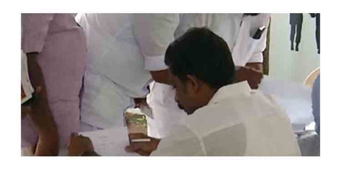 വോട്ടെടുപ്പ് അവസാനിച്ചു ; ബുധനാഴ്ച അറിയാം കോൺഗ്രസ് അധ്യക്ഷനെ വോട്ടെടുപ്പ് അവസാനിച്ചു ; ബുധനാഴ്ച അറിയാം കോൺഗ്രസ് അധ്യക്ഷനെ