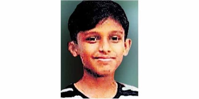 ബസുകള്ക്കിടയില് കുടുങ്ങി വിദ്യാര്ഥി മരിച്ചു ബസുകള്ക്കിടയില് കുടുങ്ങി വിദ്യാര്ഥി മരിച്ചു
