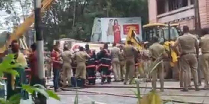 അടൂരിൽ പെട്രോൾ ടാങ്കർ മറിഞ്ഞു ; പെട്രോൾ ചോരുന്നു – ഒരു കിലോമീറ്റർ ചുറ്റളവിൽ ആളുകളെ ഒഴിപ്പിച്ചു അടൂരിൽ പെട്രോൾ ടാങ്കർ മറിഞ്ഞു ; പെട്രോൾ ചോരുന്നു – ഒരു കിലോമീറ്റർ ചുറ്റളവിൽ ആളുകളെ ഒഴിപ്പിച്ചു