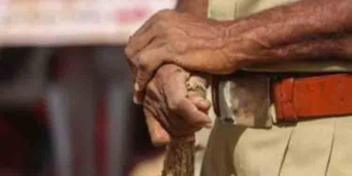 മോഷണകുറ്റമാരോപിച്ച് ദളിത് യുവാവിനെ പോലീസ് ക്രൂരമായി മർദിച്ചതായി പരാതി മോഷണകുറ്റമാരോപിച്ച് ദളിത് യുവാവിനെ പോലീസ് ക്രൂരമായി മർദിച്ചതായി പരാതി