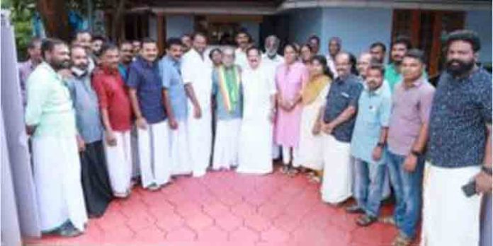 എ.എന്.വാസുദേവന് നമ്പൂതിരിയെ രമേശ് ചെന്നിത്തല സന്ദര്ശിച്ചു എ.എന്.വാസുദേവന് നമ്പൂതിരിയെ രമേശ് ചെന്നിത്തല സന്ദര്ശിച്ചു