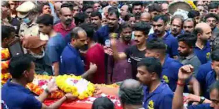 ഹെലികോപ്റ്റർ അപകടത്തിൽ വീരമൃത്യു വരിച്ച സൈനികൻ കെവി അശ്വിന് യാത്രമൊഴി ഹെലികോപ്റ്റർ അപകടത്തിൽ വീരമൃത്യു വരിച്ച സൈനികൻ കെവി അശ്വിന് യാത്രമൊഴി