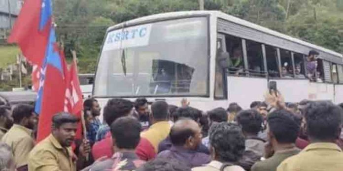 ഇന്ഷുറന്സ് ഇല്ല ; കെഎസ്ആര്ടിസി വഴിയില് തടഞ്ഞിട്ടു ഇന്ഷുറന്സ് ഇല്ല ; കെഎസ്ആര്ടിസി വഴിയില് തടഞ്ഞിട്ടു