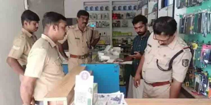 കോഴിക്കോട് മൊബൈൽ കടയിൽ വൻ മോഷണം കോഴിക്കോട് മൊബൈൽ കടയിൽ വൻ മോഷണം