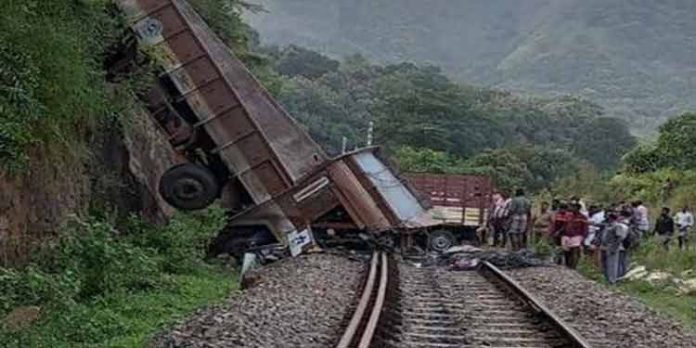 തമിഴ്നാട്ടിലെ കോട്ടവാസലിൽ ലോറികൾ കൂട്ടിയിടിച്ച് റെയിൽവേ പാതയിലേക്ക് മറിഞ്ഞു തമിഴ്നാട്ടിലെ കോട്ടവാസലിൽ ലോറികൾ കൂട്ടിയിടിച്ച് റെയിൽവേ പാതയിലേക്ക് മറിഞ്ഞു