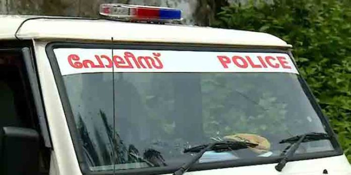 സുഹൃത്തിന്റെ വീട്ടിൽ നിന്ന് സ്വർണം മോഷ്ടിച്ച പോലീസുകാരൻ അറസ്റ്റിൽ സുഹൃത്തിന്റെ വീട്ടിൽ നിന്ന് സ്വർണം മോഷ്ടിച്ച പോലീസുകാരൻ അറസ്റ്റിൽ