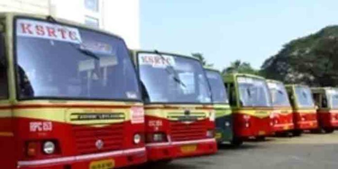 കൊല്ലത്ത് കെഎസ്ആര്ടിസി ബസില് ടിക്കറ്റെടുക്കാതെ ഇറങ്ങി ഓടിയ യാത്രക്കാരനെ ഓടിച്ചിട്ട് പിടികൂടി നാട്ടുകാര് ; കരണത്തടിച്ച് ഡ്രൈവര് കൊല്ലത്ത് കെഎസ്ആര്ടിസി ബസില് ടിക്കറ്റെടുക്കാതെ ഇറങ്ങി ഓടിയ യാത്രക്കാരനെ ഓടിച്ചിട്ട് പിടികൂടി നാട്ടുകാര് ; കരണത്തടിച്ച് ഡ്രൈവര്
